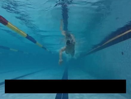 换气总是喘不上气?掌握2秒憋气3秒吐气节奏轻松告别溺水感! 针对初学者普遍存在的“游不远就喘”问题,提出了一套核心呼吸法。其关键技巧是“5秒水下呼吸循环”:潜入水中先憋气约2秒(大致为一次划臂的时间),再用随后的3秒通过鼻子缓缓吐气。
该方法借鉴了跑步时保持平稳呼吸的原理,旨在为肌肉提供持续稳定的氧气,避免因呼吸紊乱导致乳酸堆积和身体过早疲劳。讲解指出,短暂憋气比持续吐气更有利于呼吸节奏的控制。
为帮助学习者掌握,视频提供了循序渐进的练习步骤:首先从扶墙站立练习“憋2秒吐3秒”的节奏开始;熟练后,再扶墙打腿并保持此呼吸节奏,同时注意充分伸展身体以利于漂浮;最后,使用浮板进行动态练习。
该方法被定义为一个绝佳的练习基准,而非一成不变的规则。游泳者应以此为基础,培养呼吸的连贯性,并最终找到最适合自己的节奏与时机,从而有效提升游泳耐力与整体表现。
#游泳 #游泳教学 #自由泳 #游泳呼吸 #游泳换气 #游泳技巧 #游泳初学者 #运动