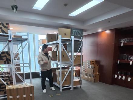 极光X: 开箱详细验机 开荒优化 避坑指南 小白买前必看教程 感谢 广西壮族自治区 乔老板的信任支持
CPU:酷睿i7 13700HX 16核心24线程
显卡:RTX5060 8G显存 满功耗115W
内存:标配 16GB DDR5 4800MHz
硬盘:标配 金士顿 1TB 固态硬盘
网卡:WiFi6 AX201
屏幕:京东方,180Hz,2560x1600分辨率,100%sRGB
双烤175W性能释放,炫彩LOGO,相变散热硅脂,键盘1600万色RGB背光等效。
保全新机器,保安全下车!(直播间操作,呈现加装、验机、过程透明)
提供终身1V1技术服务支持(8-24点专业客服为您排忧解难、远程优化等)
提供终身保养服务(清灰、更换硅脂、相变、液金、导热凝胶等均不限次数)
如果您也需要视频中的专业安稳的购机服务,快来联系我们吧~~~~
@陈泽电脑评测 @陈泽电脑评测-狗雷
#机械革命 #极光X #机械革命极光X #游戏笔记本电脑推荐 #笔记本电脑推荐