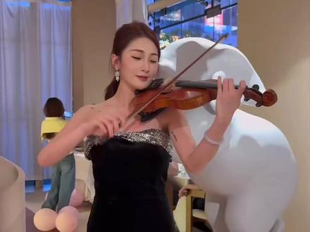 朋友们好呀~咱们餐厅从今年2月起,就每周末都有小提琴演出了🎻,只是之前没特意在小红书、抖音这些平台跟大家分享。
上个月开始武汉苏眉餐厅的爱神丘比特演奏特别火,很多朋友可能会好奇两者的关系。其实咱们和苏眉餐厅的演奏是各自独立的,不存在谁模仿谁、谁抄袭谁的情况~我们在今年年初就已经固定每周末有表演。
不管是小鱼小姐姐,还是苏眉餐厅的演奏小姐姐,她们都是靠着自己的双手、用自己的才艺认真工作、努力生活,每位为热爱和生活拼搏的女生都有独一无二的美,都特别值得被尊重。
所以也想跟各位网友轻声说一句,咱们一起多些包容和善意,别再用“拉一踩一”的方式比较啦,让大家都能在餐厅温柔的氛围里,感受音乐和生活的美好,拜托啦🙏🏻
#小提琴演奏 #武汉苏眉 #泰尚臻 #深圳泰料 #深圳泰国菜