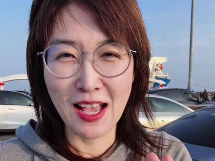 为什么你要和会打乒乓球的人做朋友 如果你想结交高质量的人脉圈,就要多去乒乓球馆看看。给你三个理由。第一,喜欢打乒乓球的人,他们的大脑是超频运行的。乒乓球是速度最快的球类之一,来球只有零点几秒的反应时间。长期训练,他们的决策速度和预判能力远超常人。和这样的人共事,你会发现生活当中的难点或者是工作当中的难题,总能被他们快速的拆解。
第二,他们是隐藏的战略家。
别以为打乒乓球只是一个挥拍运动,它更像下一盘棋,每一个球都要计算旋转、落点和心理博弈。喜欢打乒乓球的人一定是懂策略,会应变,这种深度思考的习惯会渗透到生活的各个方面,第三,也是最重要的,
喜欢打乒乓球的人都拥有冠军级的心态。
因为乒乓球训练极其枯燥,比赛的压力瞬息万变,能坚持下来的人都经过了韧性和抗压能力的千锤百炼,这些球友诚实,尊重规则,在逆境中也能稳得住。所以,教一个打乒乓球的朋友,就像为你的圈子注入一股高能活力,不管是在生活还是工作上,都会是你的良师益友,合作伙伴。所以,常去球馆转转 如果偶遇到了高手,别光顾着喝彩,主动去说一句,你打的太好了,能交个朋友吗?#乒乓球 #运动