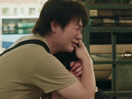 谁懂啊!《日挂中天》的后劲,是广州回南天般的黏腻,缠得人喘不过气。
辛芷蕾和张颂文的对手戏,根本不是演的,是把成年人最拧巴的“人情债”扒开给你看。38秒长镜头里的三次眨眼,从迟疑到泛红再到苦笑,道尽了美云七年的愧疚枷锁;张颂文那件磨毛的旧衬衫、遮眼的乱发,藏着被牺牲的五年自由和丧母之痛。电梯困局里他拼尽全力推美云出去,自己却放弃挣扎,那句没说出口的“我替你扛”,比任何指责都更像钝刀割肉。
我们总以为“亏欠”能还清,可美云的金钱补偿、贴身照料,换来的却是两人更窒息的拉扯。就像片名的反讽,“日挂中天格外红”,可他们的感情永远躲在骑楼的阴影里,“月缺终须有弥缝”不过是奢望。结尾车站那一刀,哪里是恨啊,是美云终于敢直面七年前懦弱的自己,是两个破碎灵魂唯一的解脱——有些债,从来不是偿还,而是放过彼此。
成年人的世界最残忍的真相:不是所有亏欠都有解药,不是所有牺牲都能被原谅。那些被时间困住的愧疚与不甘,终究要在直面后,才能轻轻放下。
#日挂中天 #成年人的情感枷锁 #人情债最磨人 #电影观后感