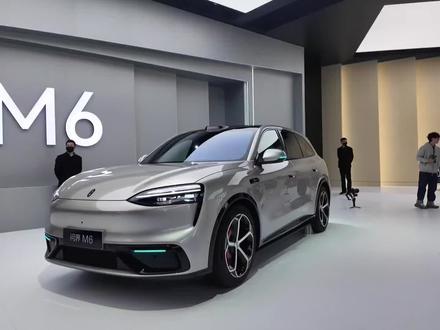 #问界M6 我已经在发布会现场体验了一波,作为前后拥有问界新M5和#全新问界M7 的车主,也算是比较能够深刻地静态感知一下,首先是空间,其实个人感觉不比问界M5大多少,在前排已经调好的情况下,后排空间不算特别大,追求大空间还是加钱上M7吧没毛病,后备箱空间还算可以,有内置220V接口接电非常方便,发布会并没有具体说明车辆的悬挂系统,预售价我个人觉得还是比较高的,实际起步价可能也要到25.98万了,如果上纯电就更贵一些,大家有要冲的吗?#dou是好车 #内容启发搜索 #汽车人共创计划