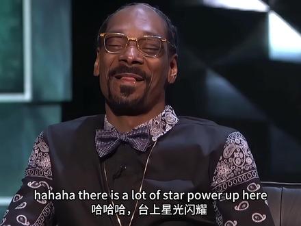 名人Roast太狠了😂 一分钟学会“吐槽体”英语 今天这段Roast把我笑麻了——星光阵容+毒舌金句,练听力顺带解锁北美梗~收藏反复磨耳朵👇
高能金句 | 中英对照
There is a lot of star power up here.
台上星光熠熠。
Kevin does all of his own stunts.
凯文的特技都自己上。
Time flies when you’re a piece of… 🤐
当你“很拉胯”时,时间过得真快。(俏皮吐槽句式)
All these rappers on stage, and Martha Stewart has done the most jail time.
台上一堆说唱歌手,坐牢最多的却是玛莎·斯图尔特。
Snoop, you look like Shaq’s skeleton.
史努普,你像“沙克的骷髅”。(夸张比喻=Roast常用法)
必背俚语/词
roast 吐槽大会/犀利调侃
stunt 特技
child support 子女抚养费(新闻/段子高频)
time flies when… 当……时时间飞快(万能句模版)
look like X’s skeleton 夸张类比句型
听力小任务
听2遍→跟读金句→用 time flies when… 造句在评论区回我(我帮你改👏) #脱口秀英语 #北美俚语 #Roast #听力打卡 #英文口语表达