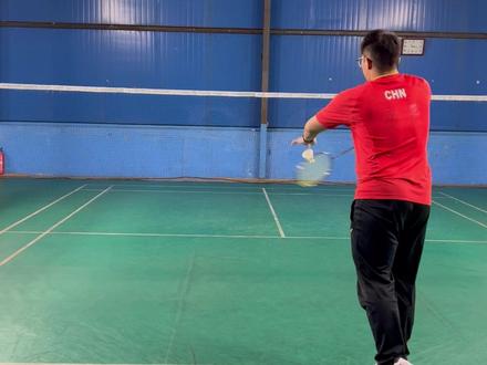 羽毛球双打发球教学,多加练习你也可以拥有高质量的发球#羽毛球双打发球 #羽毛球 #羽毛球教学 @李倩南羽毛球