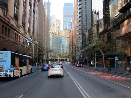 Sora关停预示AI泡沫要破? 英伟达是当年的的思科吗? 你以为现在的AI是印钞机?但在顶级庄家眼里,这可能是一场史诗级的’收割预演’。
很多人说open AI Sora的死亡预示着AI泡沫快炸了,今天的英伟达 就是2000年的思科,会爆掉90%市值。
我告诉你,他们只说对了一半。
真正的危险,不在于英伟达会跌,而在于你根本不知道自己是在陪跑,还是在跳坑。”
但别慌,今天我就用大白话+真实案例,拆透两者的相似与不同,最后给你一句能指导你未来3年决策的核心结论。
先给你讲个冷知识:
2000年,思科以5500亿美元市值登顶全球第一,比微软当年市值还高,
当时每个人都说“互联网改变一切 你必须拥有思科的票子”;
2025年至今,英伟达市值一度突破5万亿美元,同样登顶全球,现在所有人都喊“ai将重塑一切,英伟达是ai的基础设施”。
看到没?连剧情开头都一模一样——时代核心基础设施龙头,被捧上神坛,被当成“永动机”。
但你知道吗?思科后来跌了90%,市值只剩600亿,从神坛跌进泥潭。思科用了整整25年,直到2025年底,也没重返市值巅峰。
这意味着什么?
如果你当年在2000年的高点听别人悠“All in 未来”,你的25年青春、孩子的学费、甚至养老钱,全都会被死死套牢!
既然历史这么惨烈,为什么还有人前赴后继往里冲?
大家总会用一句“这次不一样”来麻痹自己。
真的不一样吗?
现在的英伟达,会不会重走老路?
先别急着否定,我们一步步拆解,看完你再回答这个问题。
核心相似点:一模一样的泡沫剧本,换汤不换药
这不是巧合,是人性和资本的轮回。两者有3个核心相似点,每一个都戳中泡沫的本质:
1. 都是“卖水人”,都垄断了时代的“基础设施”
2000年,
互联网要跑起来,必须用思科的路由器、交换机,思科是互联网的“卖水人”,市占率80%+,没有它,互联网就是空架子;
现在,
AI大模型要跑起来,必须用英伟达的GPU芯片,英伟达是AI的“卖水人”,AI训练芯片市占率80%+,没有它,大模型就是空谈。
本质一样:都不是做C端产品的公司,而是支撑整个行业的“底层基建”,下游所有玩家都离不开它,天然被捧上神坛。
2.都被“无限增长叙事”绑架,估值透支未来
2000年的思科,市盈率200倍+,市场不管它赚不赚钱,只信“流量永远暴涨,思科永远赚钱”;
#英伟达 #AI #泡沫 #思科#认知觉醒