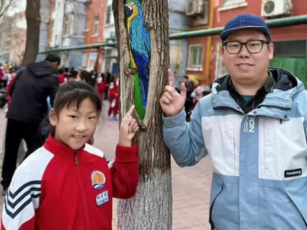 树洞小鹦鹉 我在树洞画了一只可爱的小鹦鹉。
我喜欢鹦鹉色彩鲜亮、活泼灵动,想给寂静的树洞添一抹生机,便决定画它。
先轻轻勾勒树洞轮廓,再细细画出鹦鹉圆圆的身子、灵动眼眸,慢慢填上缤纷色彩,一笔一画满心温柔。
愿这只树洞小鹦鹉,治愈路过的行人,把美好和快乐传递给每一个遇见它的人✨#真实生活分享计划 #艺术在抖音 #跟着抖音学画画 #治愈 #东营