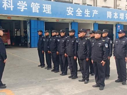 #应急救援 晨光微照,整齐的队列如静默的诗行,在厂区的清晨里缓缓铺展。制服上的徽章闪烁着职责的光芒,每一步踏出的都是对安全的承诺。这不仅是培训,更是守护的起点。#应急救援#安保人员#安全生产#安全保卫人员 #安保部门