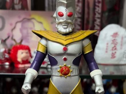 奥特之王(King of Ultra)简介
奥特之王(ウルトラの王)是《奥特曼》系列中最具象征意义的存在之一,被视为光之国最高阶存在、奥特战士的精神象征与终极守护者。他并非光之国的行政领导,却是最接近“神级”定位的奥特存在。
⸻
一、基本资料
•称号:奥特之王 / The King of Ultra
•出身:M78星云·光之国
•身份定位:
•不是官方意义上的“国王”,但被称为“宇宙最大贤者”
•奥特兄弟与众多战士的导师、象征性精神领袖
•奥特文明核心规则与历史的见证者
•首次登场:1974《艾斯·奥特曼》
⸻
二、外观特征
•身着华丽的金色铠甲
•头戴王冠般的角状头饰
•常披红色披风,象征威严
•表情慈祥但威严,形象接近“神”与“贤者”的结合
⸻
三、力量与能力
奥特之王的实力在所有奥特曼中属于最高级别:
1. 能力层级:近乎神明
•可自由操纵宇宙能量、维度力量、时空力量
•有能力复活奥特战士、治疗濒死生命体
•能封印或驱逐极强大怪兽、邪恶宇宙存在
2. 标志性能力
•王者神光:光之国最强治愈/复活光线
•王之结界:可封印黑暗势力
•时空修正力:可逆转特定事件(在某些作品中以暗示形式出现)
⸻
四、性格特质
•通晓宇宙法则,极为冷静睿智
•不轻易出手,强调“锻炼年轻奥特战士”
•只有在宇宙级危机时才亲自介入
•对奥特兄弟等人有深厚感情
⸻
五、代表性出场
1. 《艾斯·奥特曼》最终决战
首次登场,帮助奥特兄弟挽救危机。
2. 《爱迪·奥特曼》
作为光之国最强者,被众战士尊敬。
3. 《新生代/平行世界作品》
经常以精神导师或宇宙秩序守护者的形式现身。
⸻
六、真实意义(制作层面)
奥特之王在圆谷设定中象征系列世界观的“终极上限”,作用类似于:
•“神明”
•“奥特文明的起源守护者”
•维持正义与秩序的象征角色
他不是主角,但他的存在本身就是整个奥特系列的最高象征。#模型 #模型收藏 #玩具 #手办模型 #手办