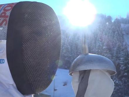 下雪啦下雪啦!快来围观海因策大大的冰上剑赛!听说,冰雪和#击剑 更配哦! @抖音体育 @抖音小助手 #冰天雪地
