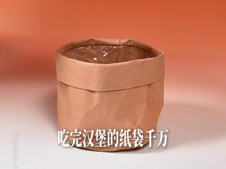 ✂️联名纸袋不浪费|手作罗小黑冰箱贴,颜值拉满!! *温馨提醒:拍摄存在视觉色差,请以线下实物为准
#塔斯汀手擀现烤#塔斯汀中国汉堡#今天做个萌堡堡#塔斯汀联名罗小黑童心上线#遛娃好去处
