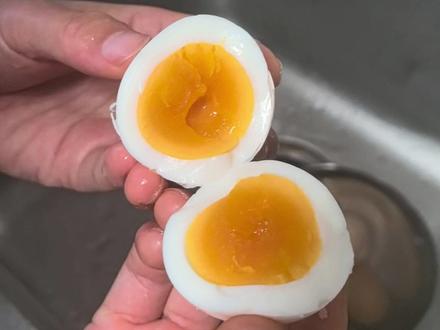 今天也学着做9分12秒鸡蛋,按照步骤一次性成功,完美!#鸡蛋的神仙吃法 #煮鸡蛋 #溏心蛋 #鸡蛋 #记录真实生活