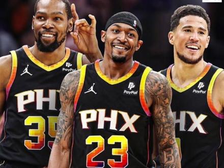 6月19日凌晨,NBA发生重磅球员交易。
作为筹码,太阳将保罗、沙梅特和一些二轮签和多个选秀签互换权送至奇才。
目前,比尔的合同还剩下4年,2023-2024赛季为4674万美元,2024-2025赛季为5020万美元,2025-2026赛季为5367万美元,2026-2027赛季为5713万美元(球员选项)。
按照圈内人的说法,比尔的高工资此前是他继续留在奇才的一个障碍。
相比之下,太阳准备接手这个沉重的薪资负担。太阳的管理层和核心球员都认定比尔来到菲尼克斯,将帮助他们最终实现夺冠的目标,老板伊什比亚愿意为比尔的交易缴纳巨额奢侈税。
2023-2024赛季,光是比尔、杜兰特、布克和艾顿的总薪水就将达到1.63亿美元。
此外,被交易至奇才的保罗可能会被裁掉或者再次被交易,这位38岁老将目前已经吸引了湖人、快船等球队的目光。#比尔 #nba交易 #太阳队