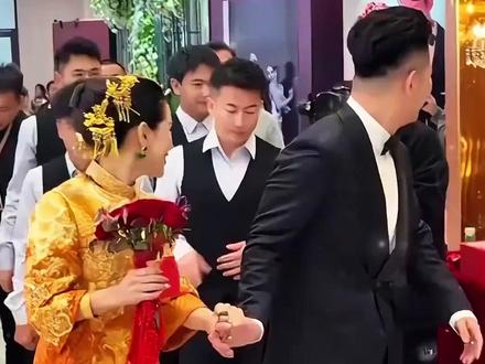 你知道千万网红的妻子天津范姐,到底多有钱多霸气。#房岩小哥#好喝不贵#白酒#酒文化#喝酒