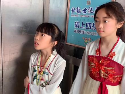 晴宝和姐姐拍古装,选的装扮仙气飘飘和女侠范儿,连拍四个小时