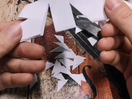 #剪纸 #手工制作 圣诞夜惊魂剪蜘蛛。