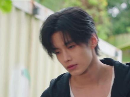 我的女友怕冷~何与这个反差感笑死我了#何与 #双轨 #靳朝 #辣条音