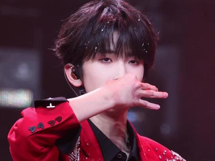 闭嘴跳舞
我非常喜欢左奇函穿黑衬衫…
#左奇函 #tf家族四代 #荣耀之战 #TF家族四代闭嘴跳舞直拍 #演唱会