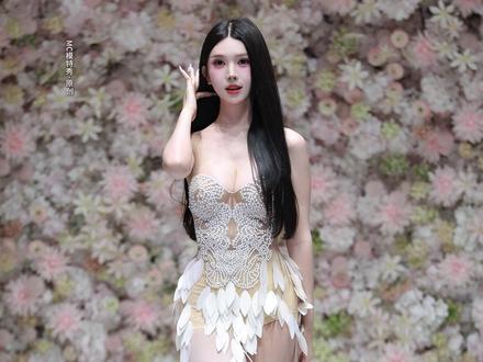徐妍熙,摔跤后续来的,她环球国际小姐上海总决赛特邀嘉宾 @妍熙 @苏妍妍 摔跤后表示并没大碍,感谢大家的关心。#环球国际小姐 #选美#时尚#模特#mc模特秀