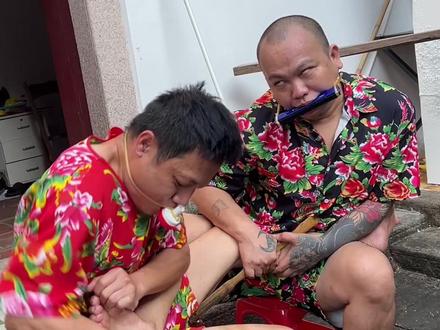 脚底痒痒之口琴 哈哈哈,快来一起玩挠痒痒游戏#搞笑 #憋着挑战 #男人的快乐就是这么简单 #看一遍笑一遍笑得肚子疼 #哈哈哈哈哈哈我要笑死了