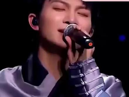 《2025跨年夜:周深等艺人“赶场”,嗨翻跨年!》