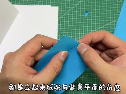立体书里最经典的一种机关——V形折叠!✨ 👀有没有发现,很多立体书翻开的时候,人物、房子、树木就会“噌”地一下弹出来?那其实就是靠V形折叠这个“小机关”实现的哦!
🌟什么是V形折叠?
简单来说,V形折叠就是立体书里最基础的结构之一,它就像个“V”字,藏在书页的中缝里。当你翻开书的时候,它会自然撑开,带动上面的图案立起来,立体感直接拉满,今天就聊聊v形折叠的常见5种结构!📖✨
🎨V形折叠的魔法有多强?
📐超级有立体感:不需要复杂的设计,一个简单的V形折叠就能让平面的图直接“站起来”~
🔄翻页自动弹出:不需要你手动撑,合上/打开,自动收缩+弹起,超有仪式感~
🧩可玩性高:V形可以单独用,也可以多个叠加,变成阶梯、桥梁、甚至小舞台,立体书里的“万能折”了解一下!#立体书 #立体书小机关