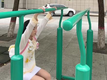 上网真好,都能看到甜妹教双力臂了🤪 #双力臂练习 #双力臂