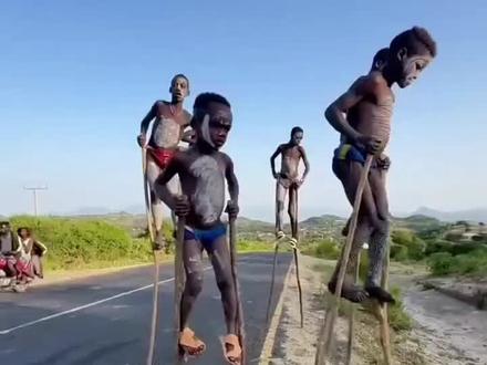 中国专家到非洲传守的高翘.还有这等绝活#踩高跷 #高跷
