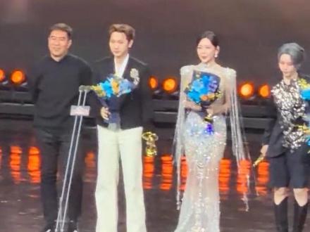 #微博之夜盛典 大麦总裁在舞台上给汪苏泷提前拜了个大年 笑不活了…所有看过的舞台摔跤里摔的最搞笑的 我要是他想起这一幕得难受半年 都说是大麦卖给粉丝的票太贵 回扣吃太多遭报应了…#汪苏泷