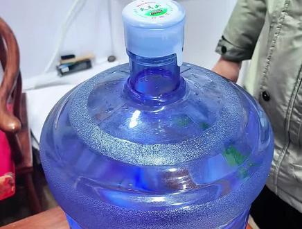桶装水开盖小技巧,你学会了吗