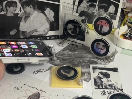 CD挂件和摆台的详细介绍
挂件磁吸如果真的佩戴感觉会很容易掉
会考虑改成固定不可替换的
无盈利 成团去厂家的店铺直拍
#博君一肖 #周边开箱 #bjyx