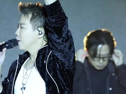 陶喆《找自己》佛山葫芦果音乐节现场直拍4K完整版 哗啦啦啦啦 天在下雨
哗啦啦啦啦 云在哭泣
哗啦啦啦啦 滴入我的心…
#陶喆#陶喆找自己
#陶喆佛山葫芦果音乐节
#陶喆葫芦果音乐节
#佛山葫芦果音乐节