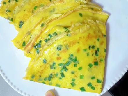 记住这个鸡蛋饼的公式,孩子开学后的早餐10分钟搞定,又快又有营养,还特别的好吃呀!#早餐#鸡蛋饼#学生早餐#快速早餐#我的厨房日记
