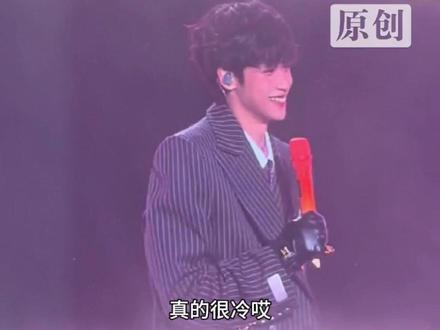 #梓渝喊粉丝注意保暖# #梓渝已经穿秋裤了#
11月9日,大眼音乐节现场,梓渝直言南京天气好冷,自己已经穿上秋裤御寒,还暖心叮嘱粉丝“冬天来了把腿保护好,注意保暖、注意身体” ,隔着屏幕都感受到满满的贴心!