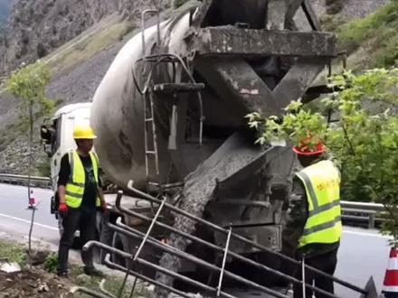 长见识了原来交通标志牌是这样安装的,#咱们交通工程人贡献力量大#咱们工人有力量 为贡献在一线的交通人点赞#抖音