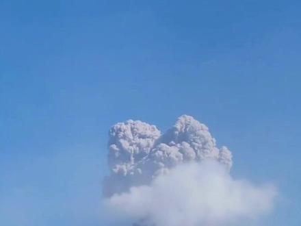 樱岛:不白来啊都不白来~肯定让大家看到火山喷发🌋 📍九州・鹿儿岛
-
>> 桜島|Sakurajima
日本最活跃的火山🌋一年365天,几乎每天都会喷发❗
岛上的火山为复合火山,由高约1117m的北岳、南岳两座主峰构成。近年来南岳上的「昭和火口」和「南岳山顶火口」2处火山口非常活跃,常常交替爆发小型喷发
在别处难得一见或者避之不及的火山喷发,在这里成了鹿儿岛居民们的日常生活背景💛能在确保安全的情况下近距离欣赏震撼的火山爆发,对游客而言根本无法拒绝~
-
✨樱岛旅行攻略
✔徒步🥾
不用过多准备,走走也能享受樱岛火山特色,近距离观赏火山泡露天足汤♨️在港口咖啡厅品尝当地的新鲜海产品和香甜水果🍛轻松拿捏度假氛围~
✔骑行🚲
樱岛的环岛路总长约36km,花上5小时就能骑上一圈,全方位深度探索岛上美景
-
---------详细信息---------
🗺️地址:鹿児島県鹿児島市桜島
🚗交通
✈️国内直飞
上海→鹿儿岛:每周二・四・六 09:50-12:50
鹿儿岛→上海:每周二・四・六 13:40-14:40
.
🚢鹿儿岛市→樱岛:从鹿儿岛站附近的【鹿儿岛港】,乘船前往【樱岛港】
※船行驶时间约为15分钟
※全天有船,白天(7~18点)每20分钟1班船,夜间至少每小时1班船
🚌樱岛岛上交通:可搭乘观光巴士
-
※素材源网络
#CocoRun #鹿儿岛樱岛 #日本火山 #日本旅行攻略 #暑期日本旅游