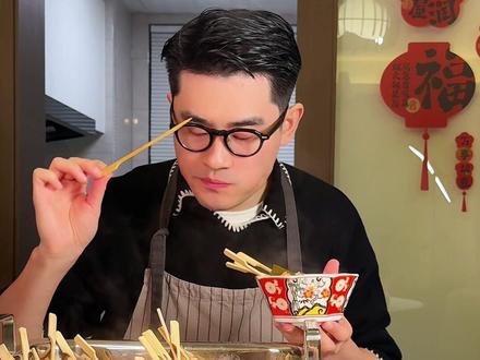 小孩才做选择,山西沾串串和关东煮我全都要… 老公在家复刻出了便利店同款关东煮和水煮菜的神山西沾串串!#自制关东煮 #家庭版山西沾串 #妈呀太香了吧 #抖音美食创作者