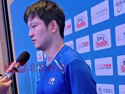 11月15日,澳门。全运会乒乓球成年组男单半决赛中,樊振东以4-2战胜王楚钦,成功晋级男单决赛。赛后采访时,樊振东盛赞对手,称王楚钦是中国男乒的绝对领军人物。谈及本场比赛,他总结道:“我在专注打好每一分的同时,尽可能给对方施加压力,在减少失误方面做得也还不错,所以最后也出现了机会,也把握住了机会。”#樊振东称王楚钦是中国队绝对的领军人物 #樊振东