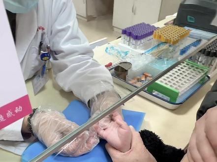 九个月男宝,发烧两天,晚上发烧到39.4℃,去了妇幼急诊。人生第一次抽血,结果白细胞低,C反应蛋白正常,提示病毒感染。白天一切正常,37度多,一到晚上就开始发高烧,小林退热后状态好。医生给开了两种药,另外三种家里有,(还是之前幼儿急疹开的,一半没吃完)。路上睡着了,回家第一时间给pp塞进栓,直肠降温,又换了小林退热贴,两三个小时没有任何退烧,睡了半小时哭起来,浑身发烫。再次量体温还是39.4,又给擦拭了身上,重新打一个退热栓,喝了点奶。过了半个小时,到了凌晨四点,感觉身上没那么热了,孩子也舒服点了,一直睡到早上八点。甲流太厉害了,一直高烧不退。#宝宝发烧#甲流 #病毒快走开 #医院 #高烧