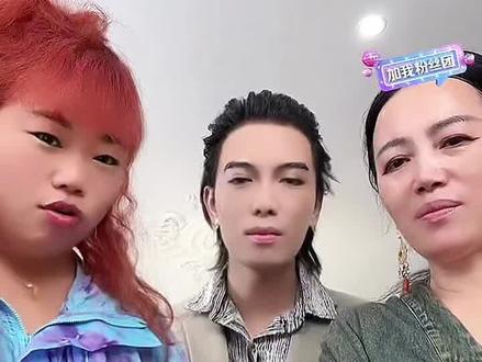 小敏敏带着十二岁儿子,和一枝梅谈婚论嫁,商议好往后孩子改姓随男方。
只是改姓可不是小事,一枝梅的母亲没法独自拍板,这件事还得好好商量定论。
#强烈推荐#上热门#快来围观 #上热搜 #谈婚论嫁 @小敏敏下午6点直播(百姓大舞台) @一枝梅爱唱歌🔥
