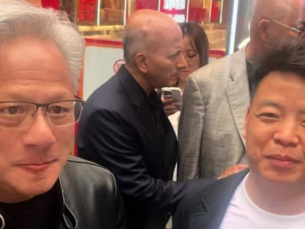现场视频 世界首富来南锣鼓巷喝豆汁儿了 看来吃过千辛万苦的黄总也吃不了豆汁儿的苦 #黄仁勋 #dou加热门抖音小助手