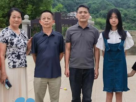 5月3日报道,广东梅大高速塌方路段,老人下跪“逼停”后来车辆#总有温暖在身边