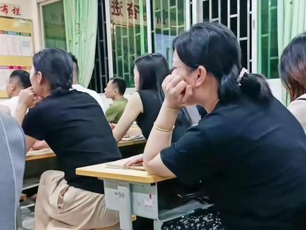 老板替员工开家长会,回来后红光满面#搞笑 #家长会