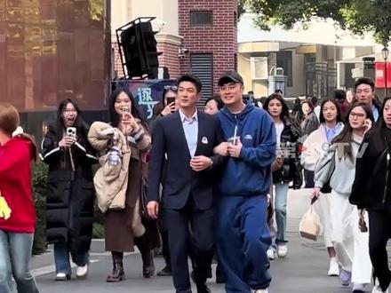 12月1日,上海戏剧学院80周年校庆,表演系1996届毕业生于和伟作为校友代表发言:演好戏,做好人!马伊琍、雷佳音、杜江、郑恺、陈赫、王传君、金世佳、江疏影、彭昱畅等众多艺人回校,为母校送祝福。#上戏 #明星