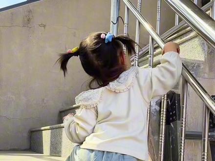 我的妈妈美如鲜花,我的爸爸丑如泥巴,为什么妈妈爱上爸爸,因为鲜花不可没泥巴#宝宝唱歌太魔性了 #萌搞笑日常 #人类幼崽迷惑行为大赏 #记录孩子点点滴滴