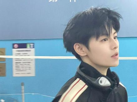 男生十分钟吹风机双发型教程来啦
好多bb说不方便用卷发棒也没有发泥
有时候临时出门短时间内也可以打扮帅帅啦
今天出的教程只有吹风机一个工具!
用彦高吹风机试了试
它有几个磁吸风嘴吹不同效果 男女生都适用
防翘风嘴吹直发
聚风风嘴🉑️吹出自然翘卷~
Ps:(大家换风嘴的时候小心烫手)
#吹风机#防飞翘风嘴#男生发型#发型教程