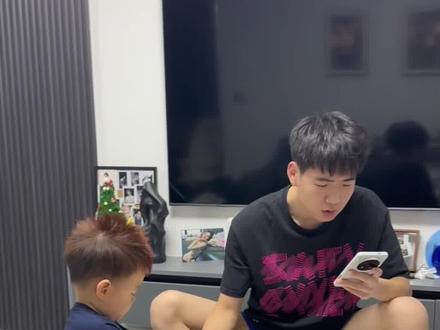 吃饭看手机,这回被皮夹克上了一课吧哈哈哈#爸爸带娃 #人类幼崽 #人类幼崽迷惑行为大赏 #原谅我不厚道的笑了