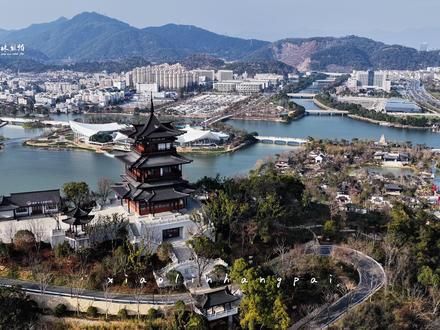 航拍温州园博园 温州园博园游览指南
一、门票(春节/试运行)
✅ 完全免费、无需预约
• 试运行期:2.14–3.14(含整个春节)
• 开放时间:公共区 9:00–17:00;商业区 10:00–21:00
• 开放范围:仅北园开放(主入口+7个次入口);中国馆、34个城市展园、郭公阁、南园暂未开放
二、停车(超全攻略)
• 车位总量:9处停车场,共5962个车位,车位充足
• 园区禁社会车辆驶入,统一停外围停车场
• 收费标准(试运行)
◦ 首30分钟免费
◦ 9:00–22:00:5元/2小时,超2小时每小时2元,当日最高20元
◦ 22:00–次日9:00:每小时1元
◦ 大型车加倍
• 网约车/出租:专停P4、P11、P12
• 导航:搜「温州园博园主入口(繁盛东路)」或对应停车场编号
三、春节游玩提示
• 有写春联、全家福、猜灯谜、民俗互动等新春活动
• 园内有观光车(9:00–17:00,每15分钟一班,有偿)
• 餐饮:园博工坊、三溪会市有美食,可简餐/自带野餐。