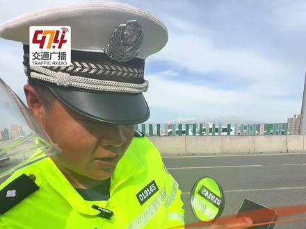 外卖小哥上错高架一脸懵 交警耐心教如何用导航 #安全出行 #外卖小哥 #导航 @乌鲁木齐交警