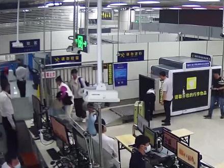 无奇不有!深圳湾海关在入境旅客行李中查获一个干鳄鱼头,重量达1.5千克!网友好奇:干什么用的?#深圳 #海关