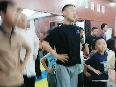 梁晋龙和同学们一起上史教练体能课#心蓝天